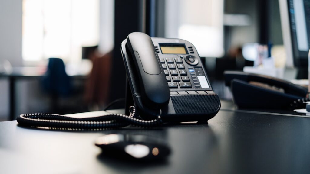 Akquise im B2B-Vertrieb: Telefon auf Schreibtisch als Symbol für Erstkontakt