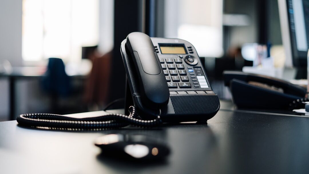 Akquise im B2B-Vertrieb: Telefon auf Schreibtisch als Symbol für Erstkontakt