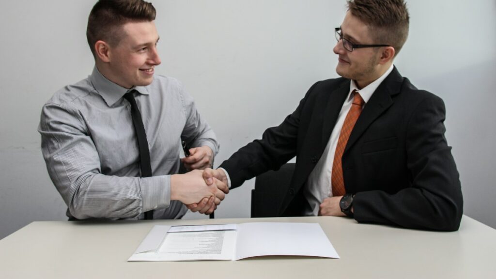 Vertriebsteam im Gespräch als Symbol für Pipeline-Management im B2B-Vertrieb