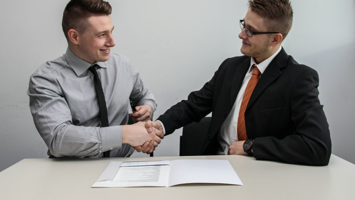 Vertriebsteam im Gespräch als Symbol für Pipeline-Management im B2B-Vertrieb
