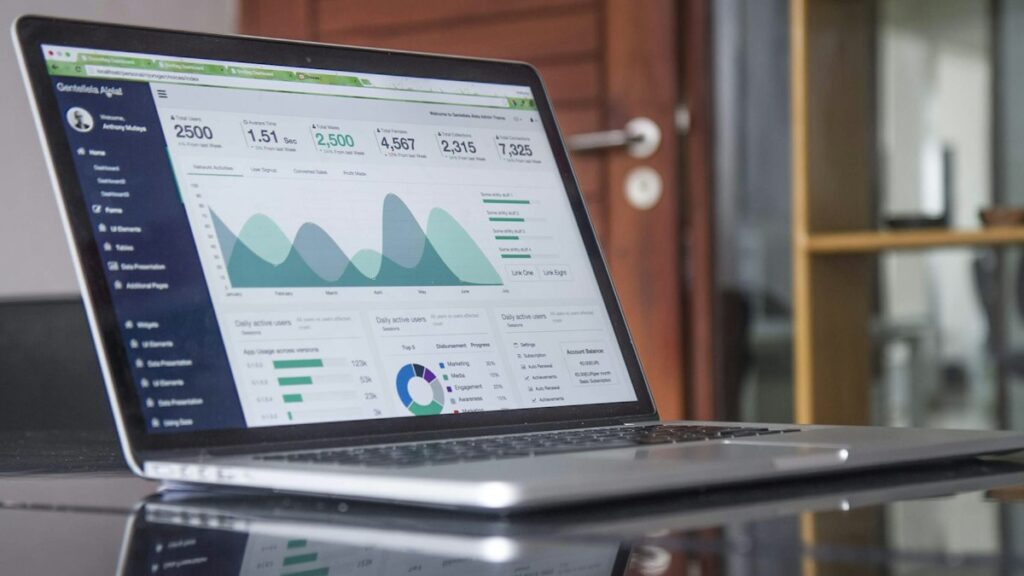 Laptop mit Marketing-Analysen als Symbolbild für Retargeting im B2B-Marketing